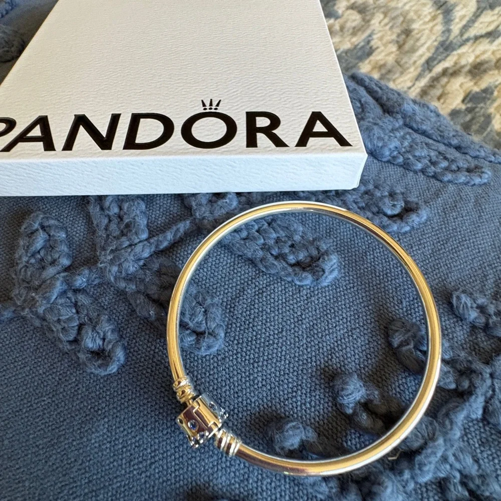 Pandora Silver Barrel Bracelet with Sparkling Blue Details - Picture 3 of 3